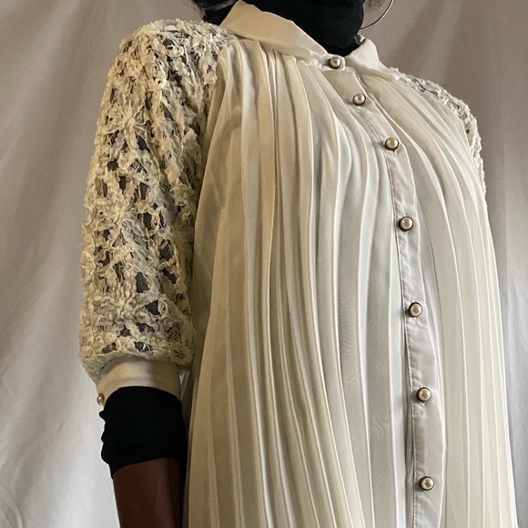 Vintage Off white pleated blouse with pearl buttons - Picture 5 of 17